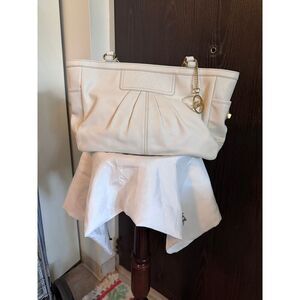 EUC~COACH ASHLEY WHITE LEATHER PLEATED SHOULDER BAG.